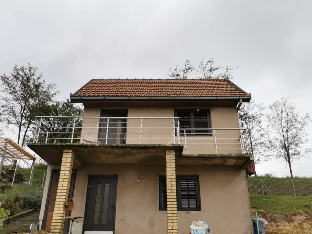 Aluminijumska ograda na balkonu na spratu kuće
