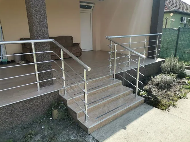 Aluminijumska ograda na spoljnom stepeništu kuće