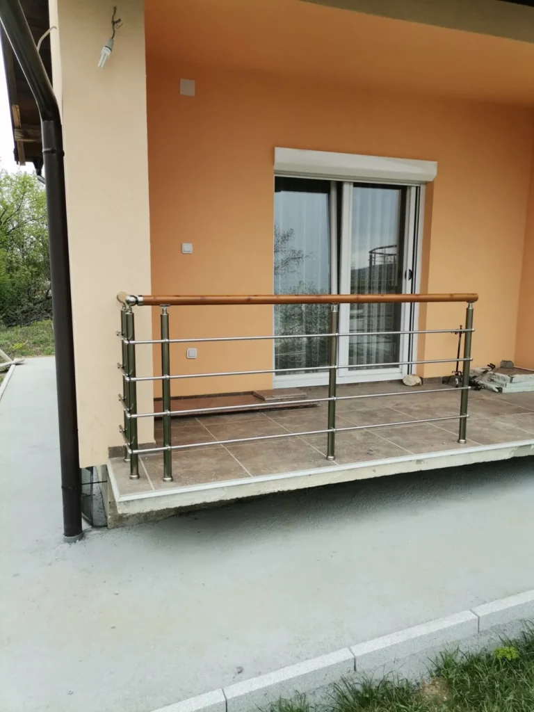 Aluminijumska ograda sa rukohvatom u boji drveta na terasi