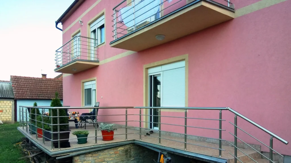 Aluminijumska ograda na terasi porodične kuće