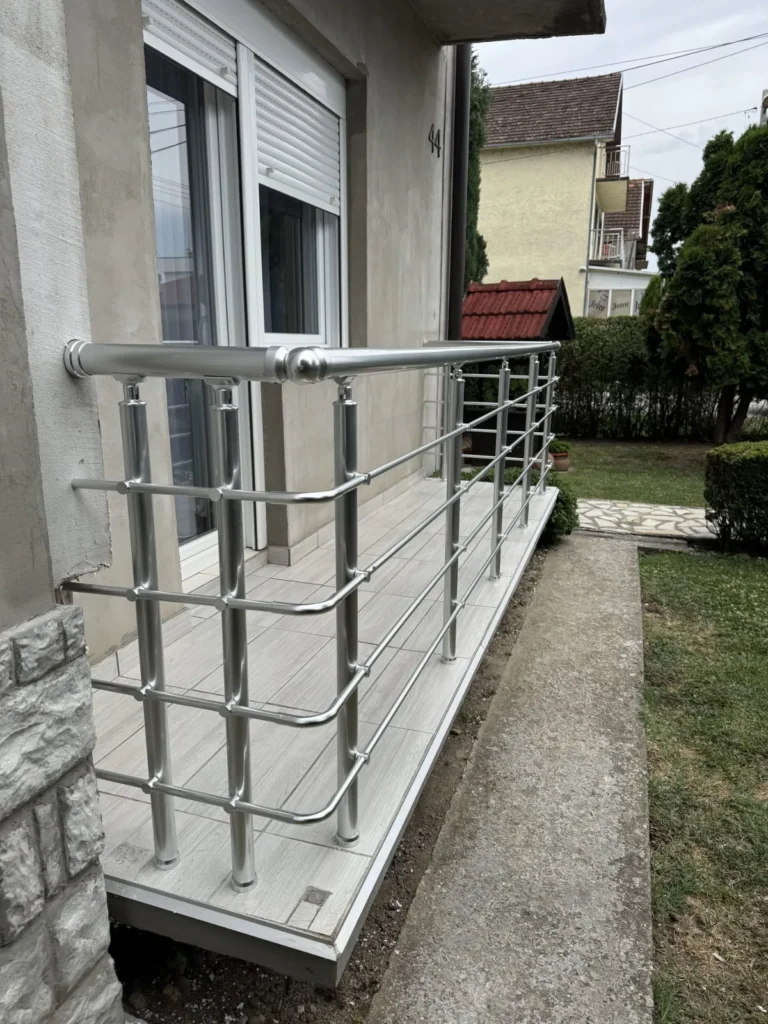Aluminijumska ograda na terasi porodične kuće