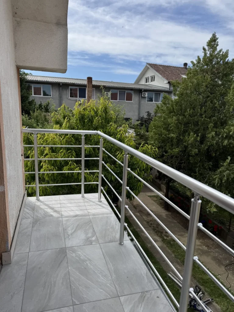 Aluminijumska ograda na terasi sa otvorenim pogledom