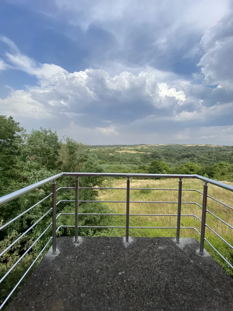 Aluminijumska ograda na terasi sa pogledom na polje