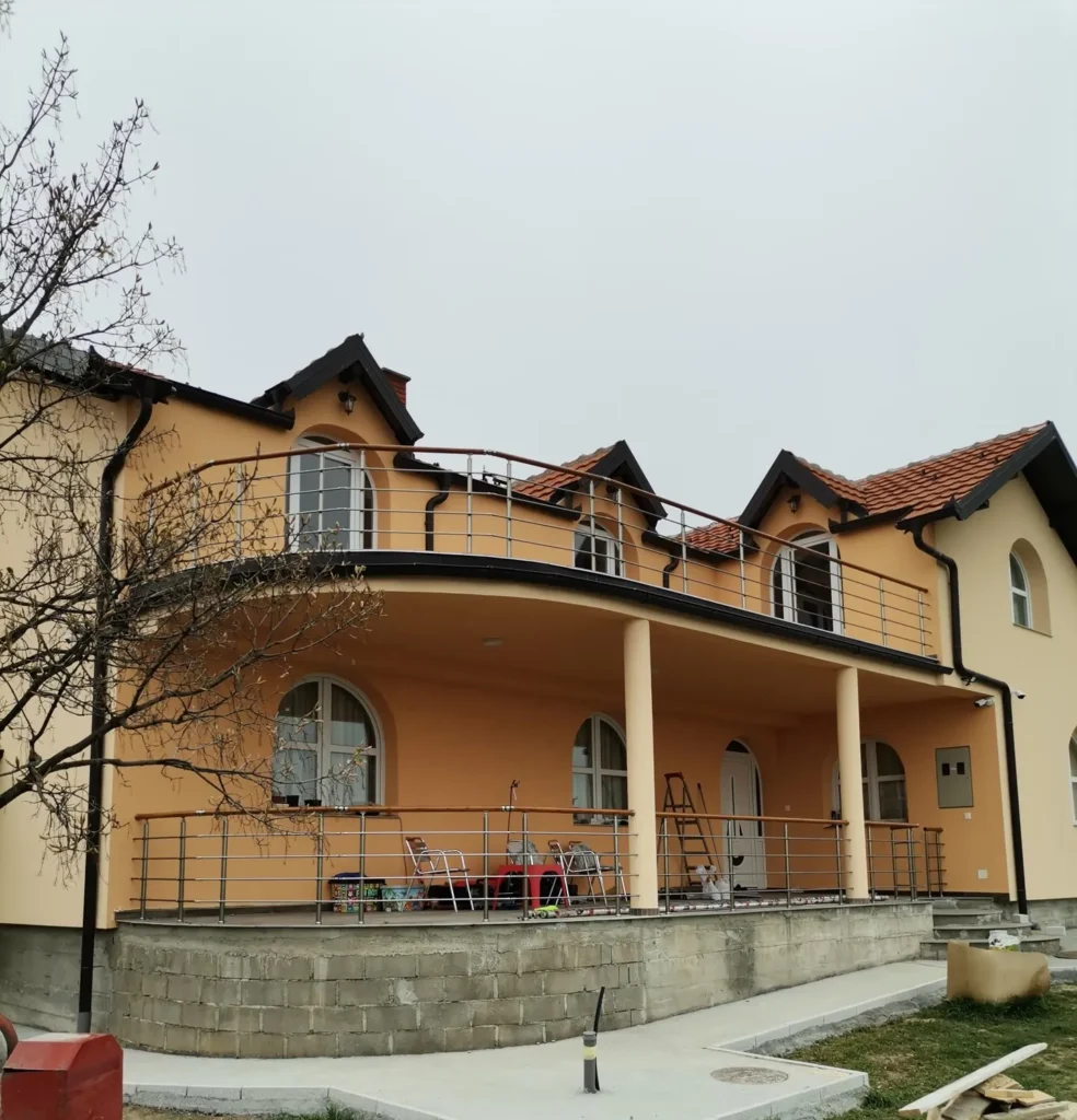 Aluminijumska ograda na terasi porodične kuće