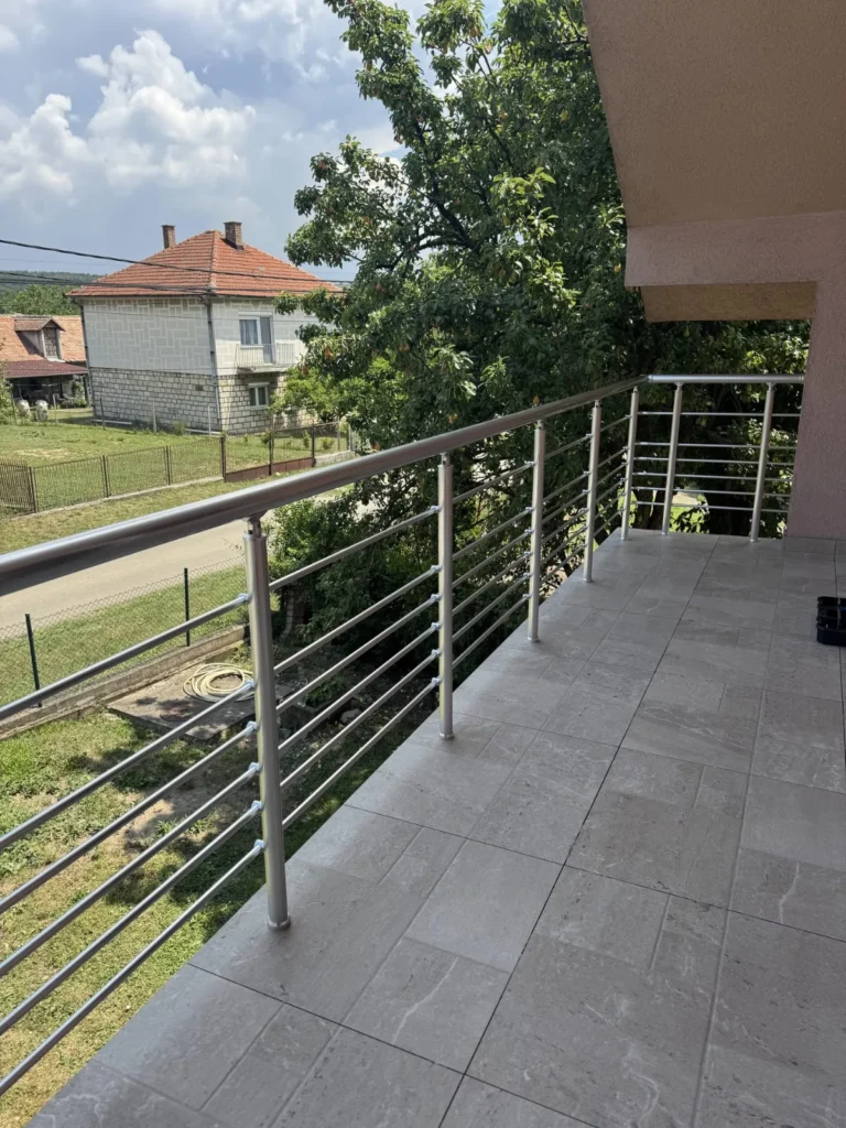 Aluminijumska ograda Silver na terasi