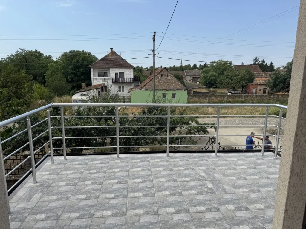 Aluminijumska ograda na velikoj ravnoj terasi