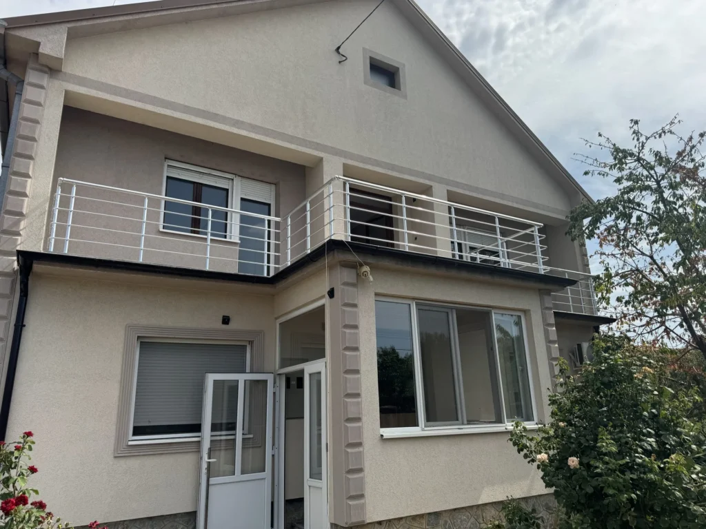 Aluminijumske ograde na terasi i balkonu porodične kuće