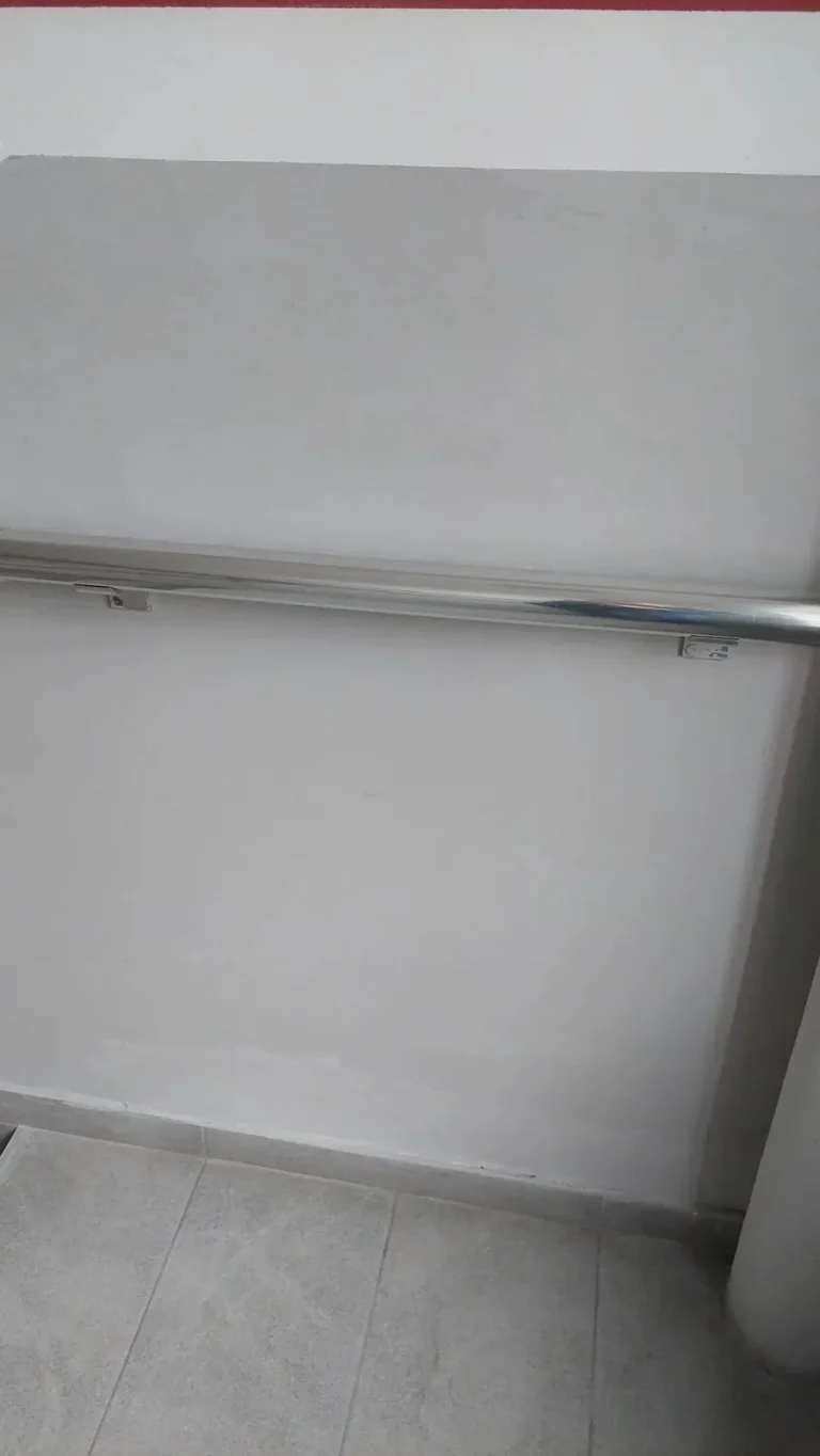 Aluminijumski zidni rukohvat na nosačima uz zid stepeništa