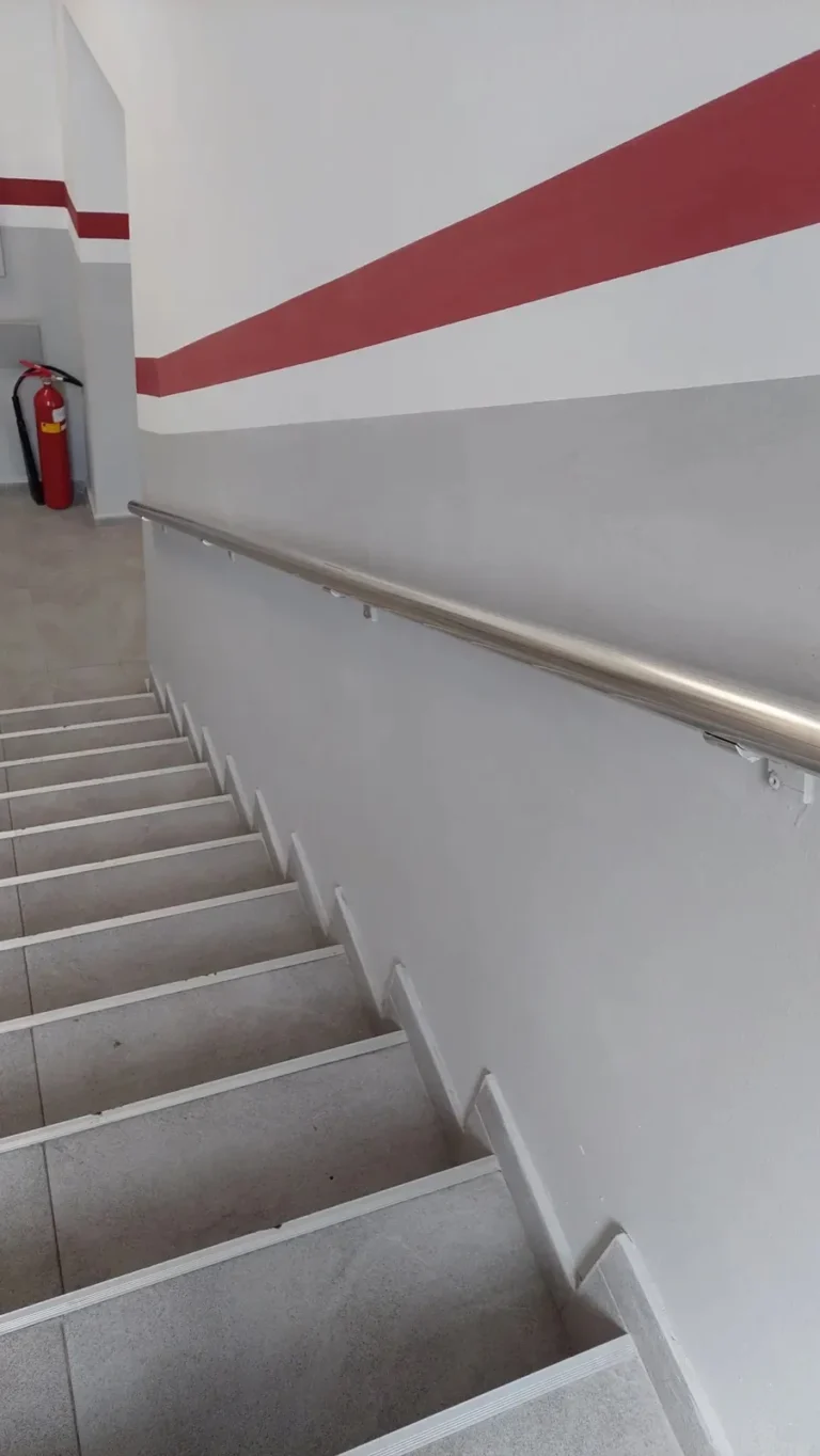 Aluminijumski zidni rukohvat na stepeništu stambene zgrade