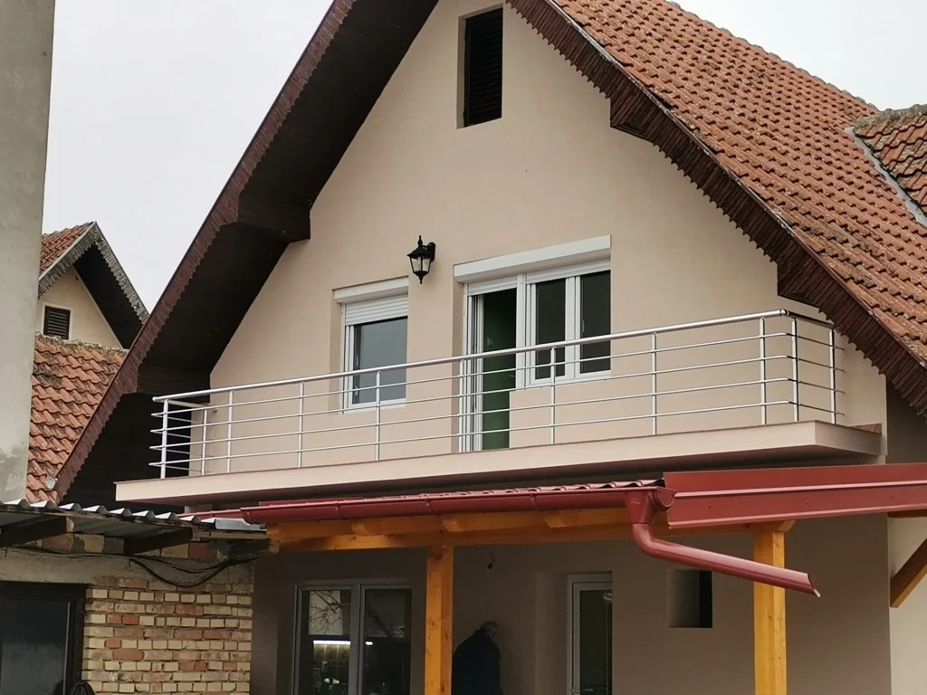 Moderna aluminijumska ograda na balkonu porodične kuće