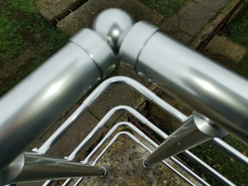 Ugao aluminijumske ograde izbliza